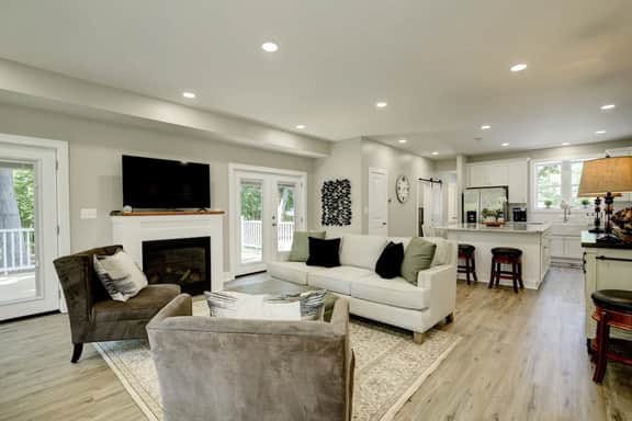 Porches and King Beds - Image 4
